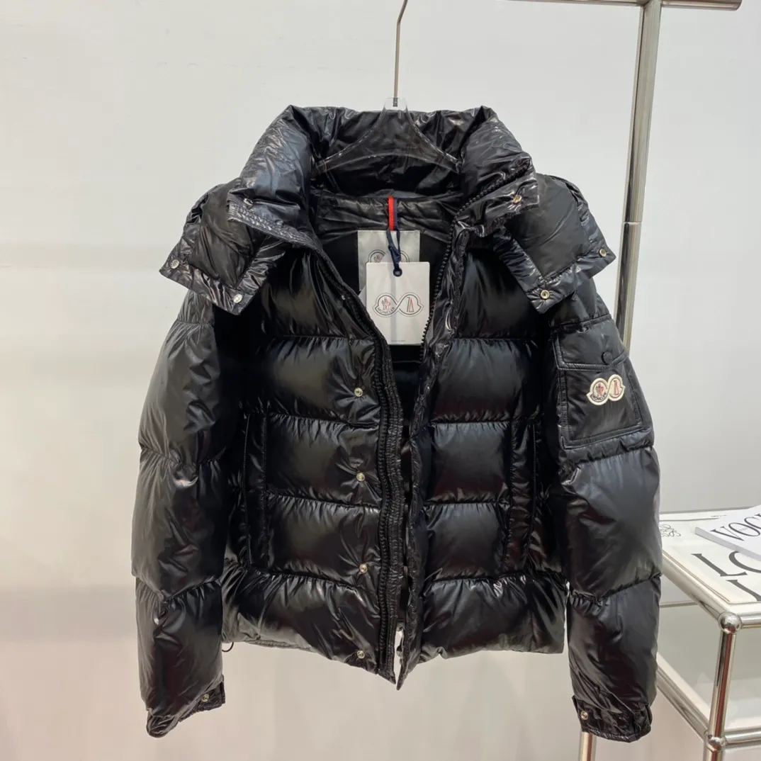 P390 Moncler/ 2026 70 、 。 DNA ， ， 。 Classic ， 、 。 Classic 70 。 Quality， 90 ，Premium Quality ， ，Black ！ Sizes M-3XL